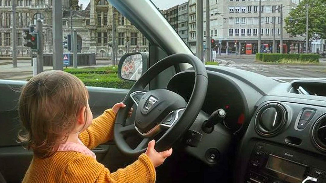 để trẻ 1 mình trên xe cũng dễ dẫn đến việc trẻ nghịch ngợp ở khu vực ghế lái, đạp nhầm chân ga hay gạt cần số,