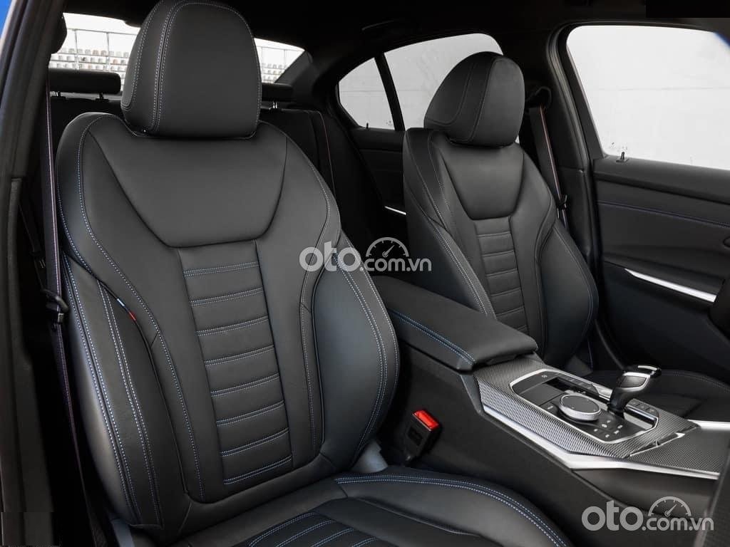 Hàng ghế đầu của xe BMW 330i thiết kế thể thao, ôm người.