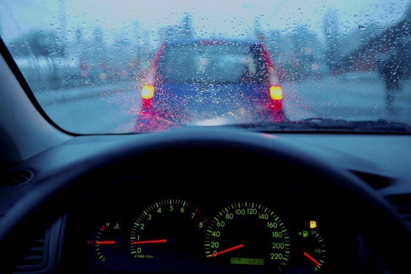  nước mưa bám quanh xe càng lâu càng làm xe nhanh hỏng. 1