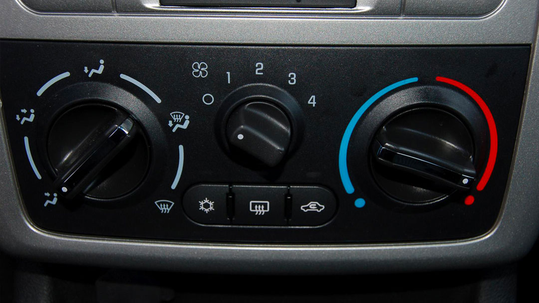 bật quạt gió và dùng chế độ lấy gió ngoài để xua tan hơi nước bám trên kính. bật quạt gió và dùng chế độ lấy gió ngoài để xua tan hơi nước bám trên kính.