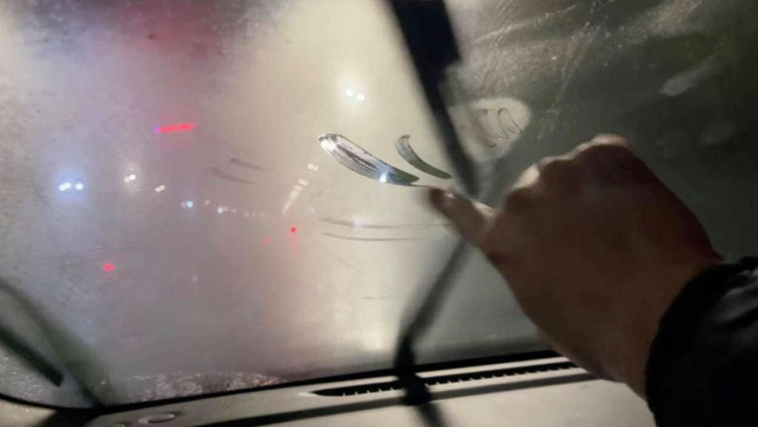 Hiện tượng hấp hơi trên kính lái do sự chênh lệch giữa nhiệt độ bên trong cabin và bên ngoài Hiện tượng hấp hơi trên kính lái do sự chênh lệch giữa nhiệt độ bên trong cabin và bên ngoài