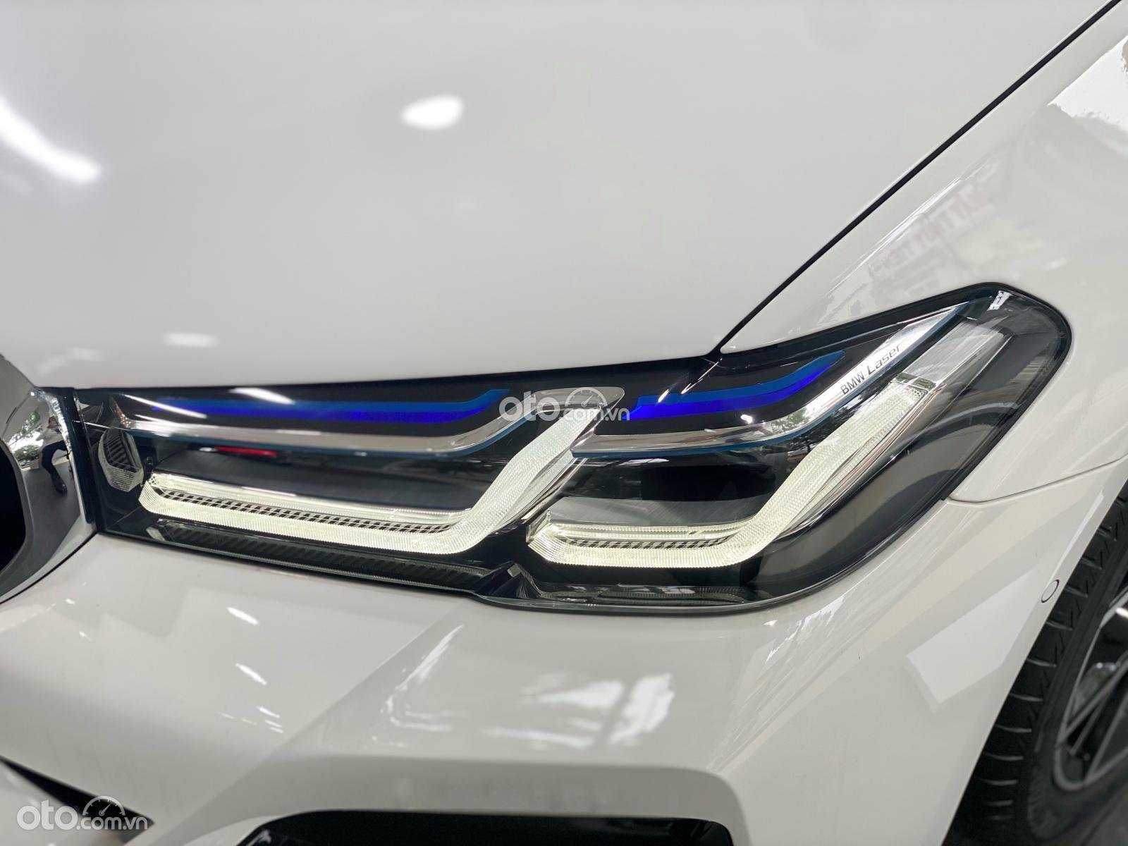 Đèn chiếu sáng trước của BMW 520i lắp ráp thiết kế tinh tế, mamg tính thẩm mỹ cao.