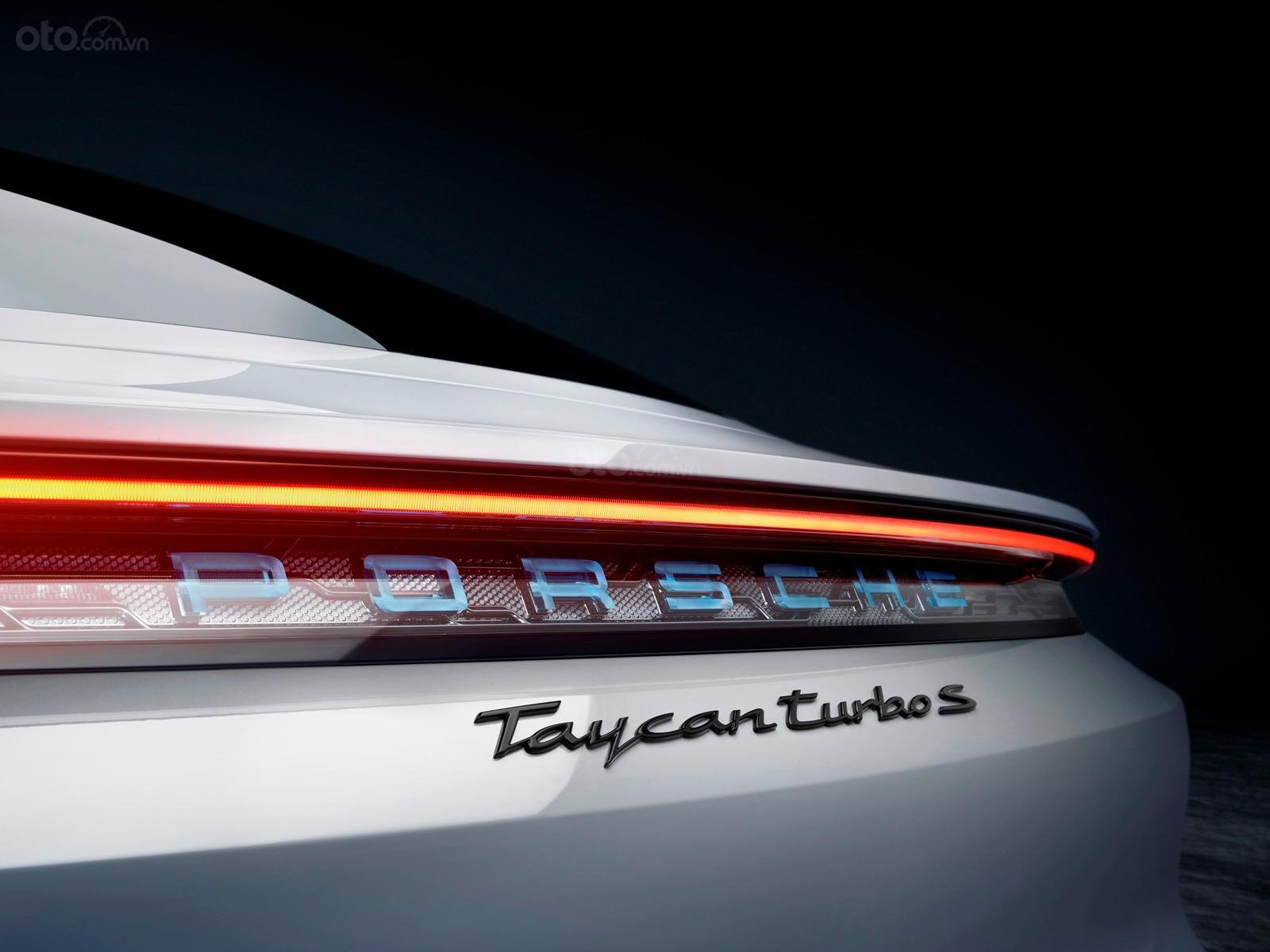 Dải đèn LED kéo dài trở thành điểm nhấn tôn thêm vẻ sang trọng cho xe Porsche Taycan.
