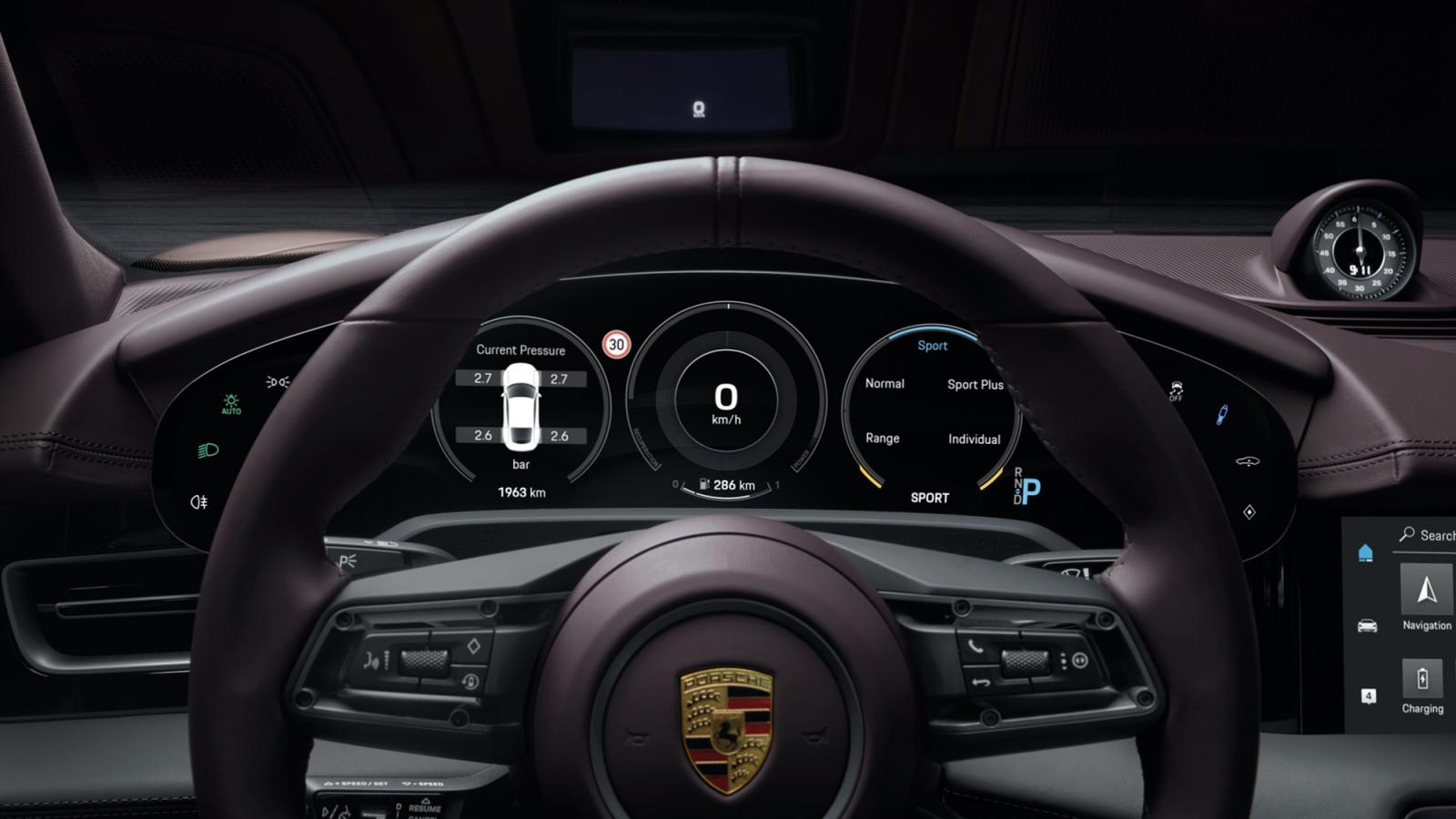 Đồng hồ kỹ thuật số kích thước lớn, lên tới 16,8 inch trên xe Porsche Taycan.