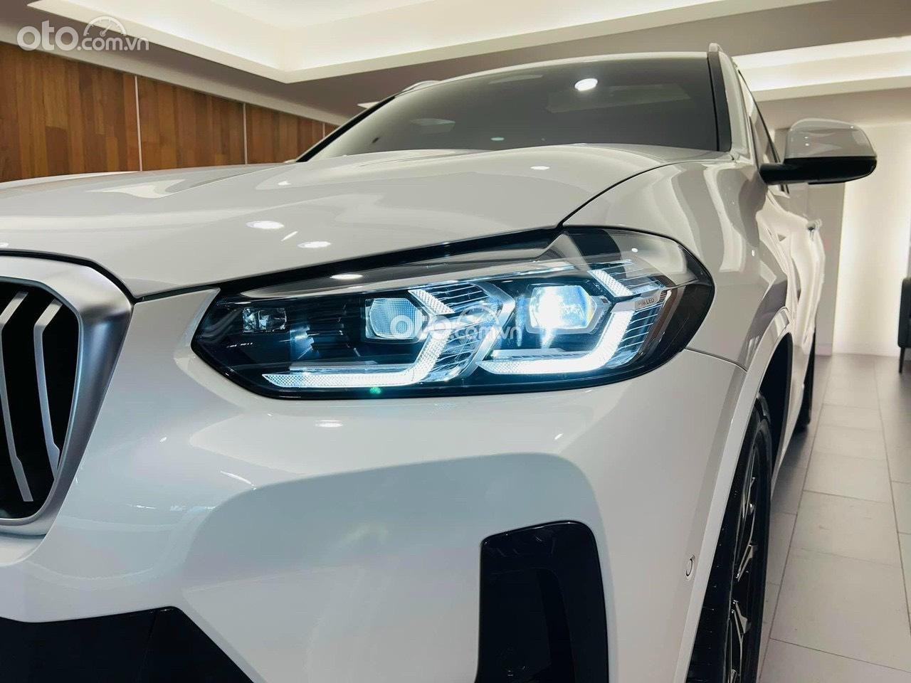 Đèn chiếu sáng trước của xe BMW X3 2023 .
