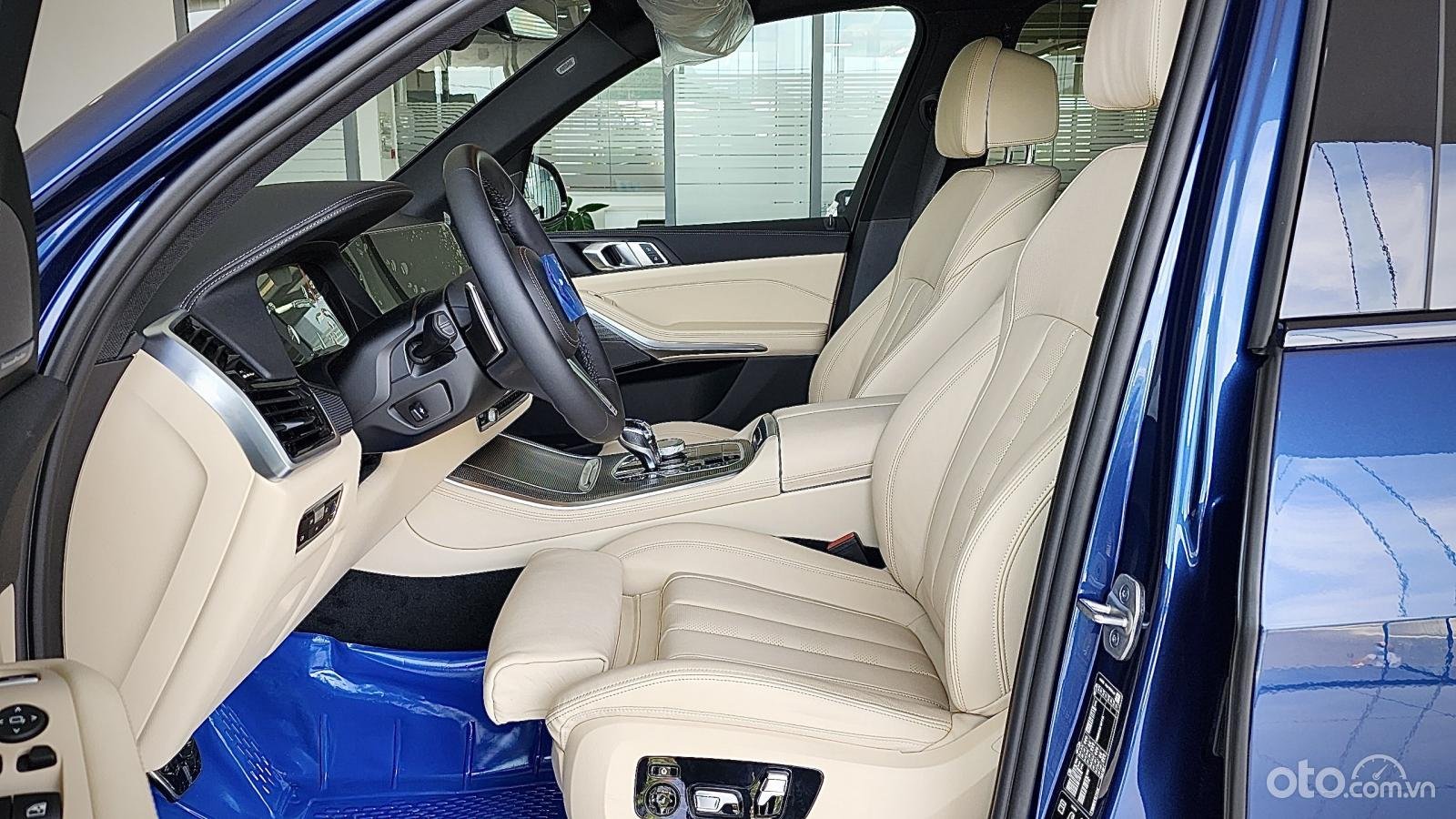 Hàng ghế đầu của xe BMW X5.