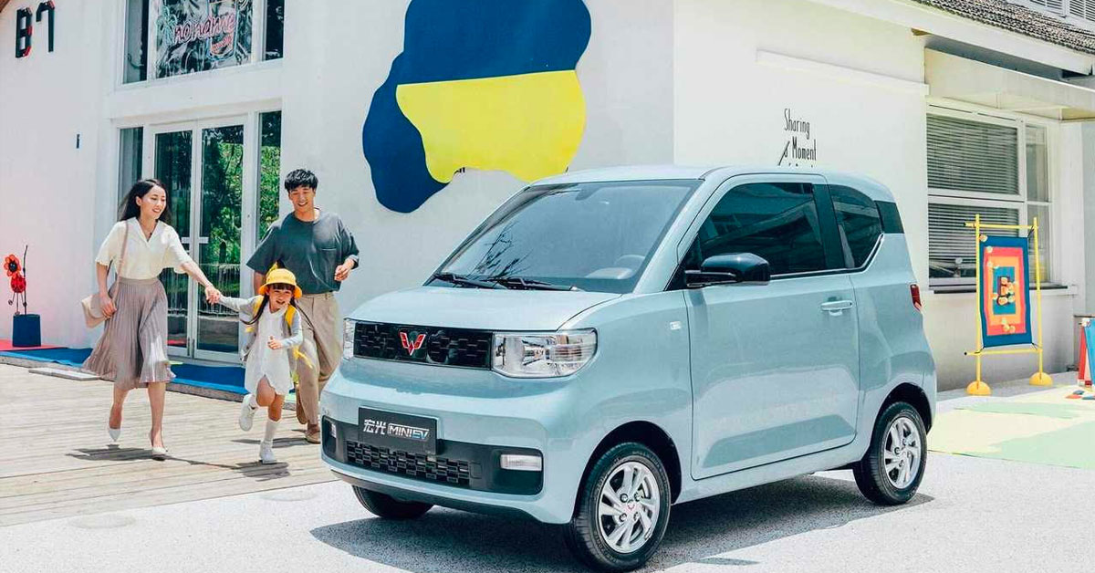 Sản phẩm đầu tiên được hãng triển khai và ra mắt thị trường Việt Nam là Wuling Hongguang Mini EV