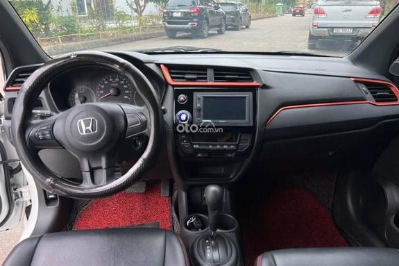 Khu vực lái trên xe Honda Brio 2021 có phần đơn giản, thực dụng. 1