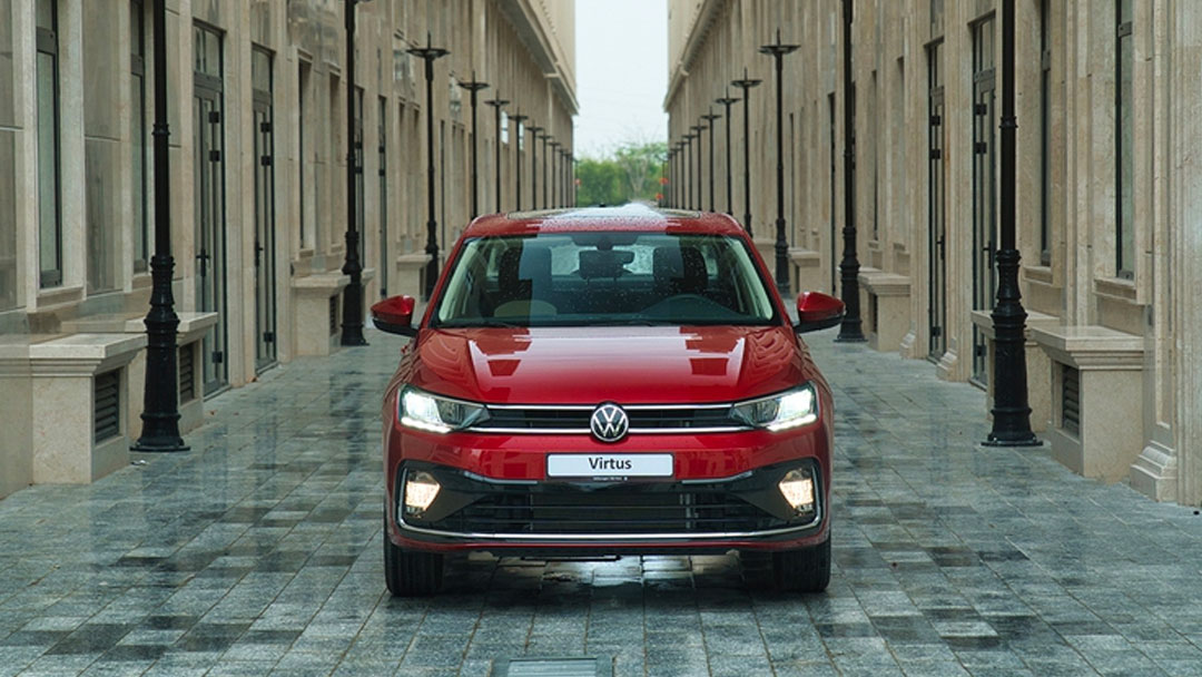 Chính giữa lưới tản nhiệt Volkswagen Virtus là logo VW bố trí nối dài với đèn pha và đèn ban ngày LED 