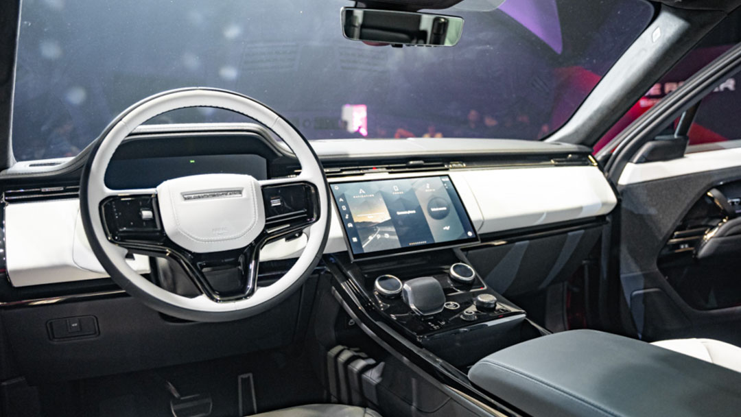 tổng thể khoang cabin xe Range Rover Sport không quá khác biệt so với bản 2022. 