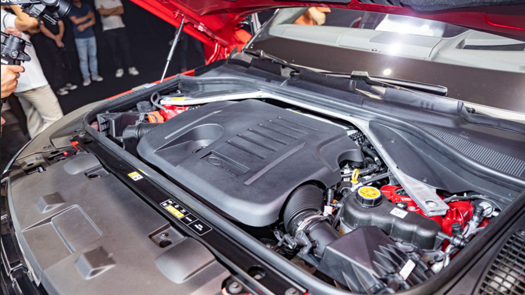 bản Range Rover Sport First Edition có công suất đến 395 mã lực cùng mô-men xoắn cực đại 550 Nm. 
