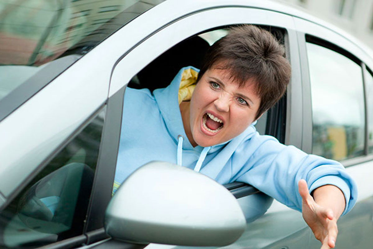 Tổng hợp những lỗi phổ biến nhất của phụ nữ khi lái xe ô tô