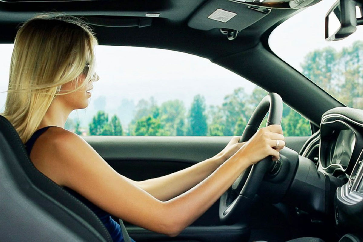 Ngồi quá gần hoặc quá xa vô lăng cũng là một trong những thói quen rất nguy hiểm của  phụ nữ khi lái xe. 