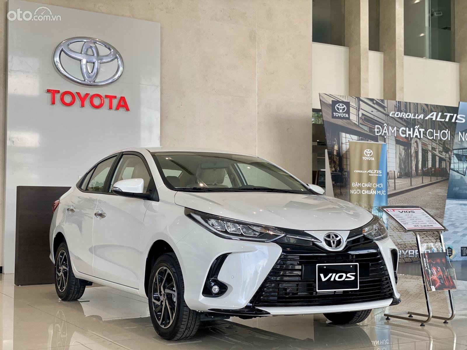 Vios màu trắng.