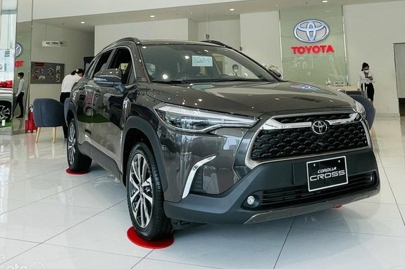 Hết thời "bán bia kèm lạc", đại lý đua nhau hạ giá sốc cho Toyota Corolla Cross và Veloz Cross 1