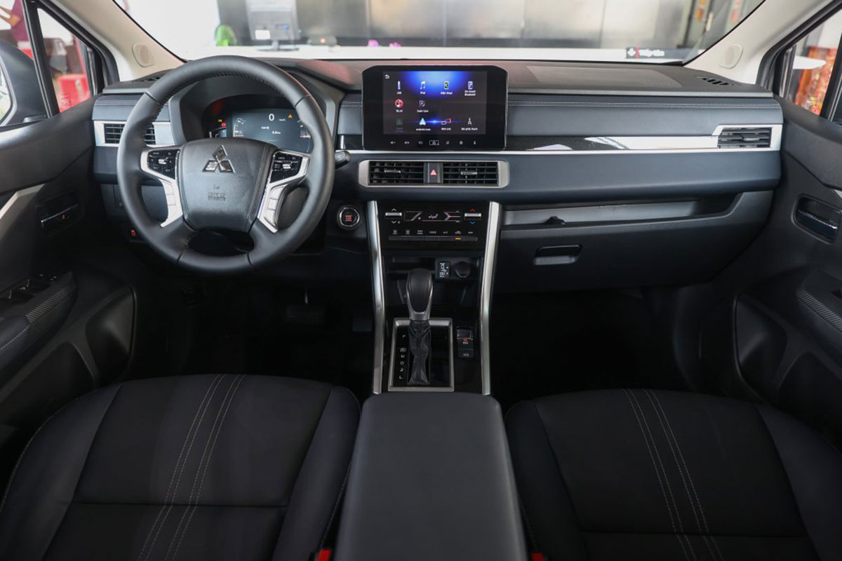 So sánh xe Toyota Veloz Cross và Mitsubishi Xpander Cross về nội thất - tiện nghi1.