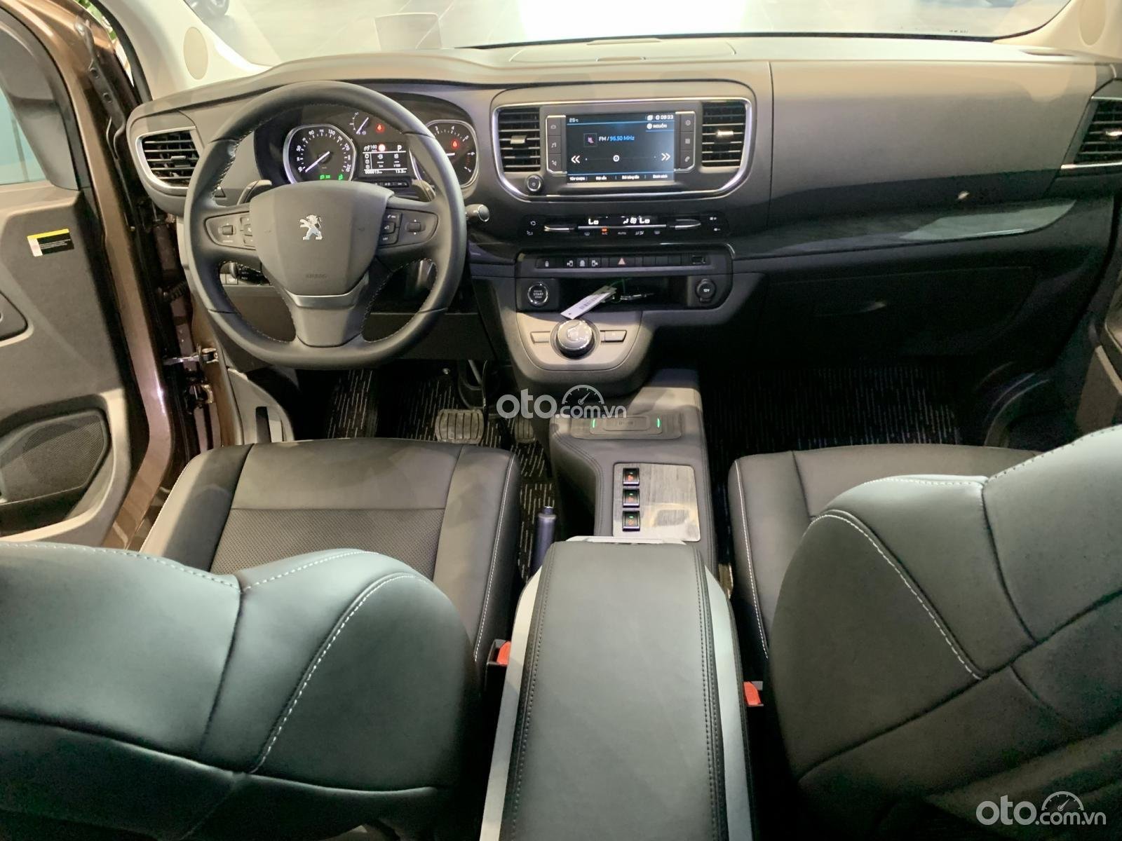 Nội thất xe Peugeot Traveller 2023