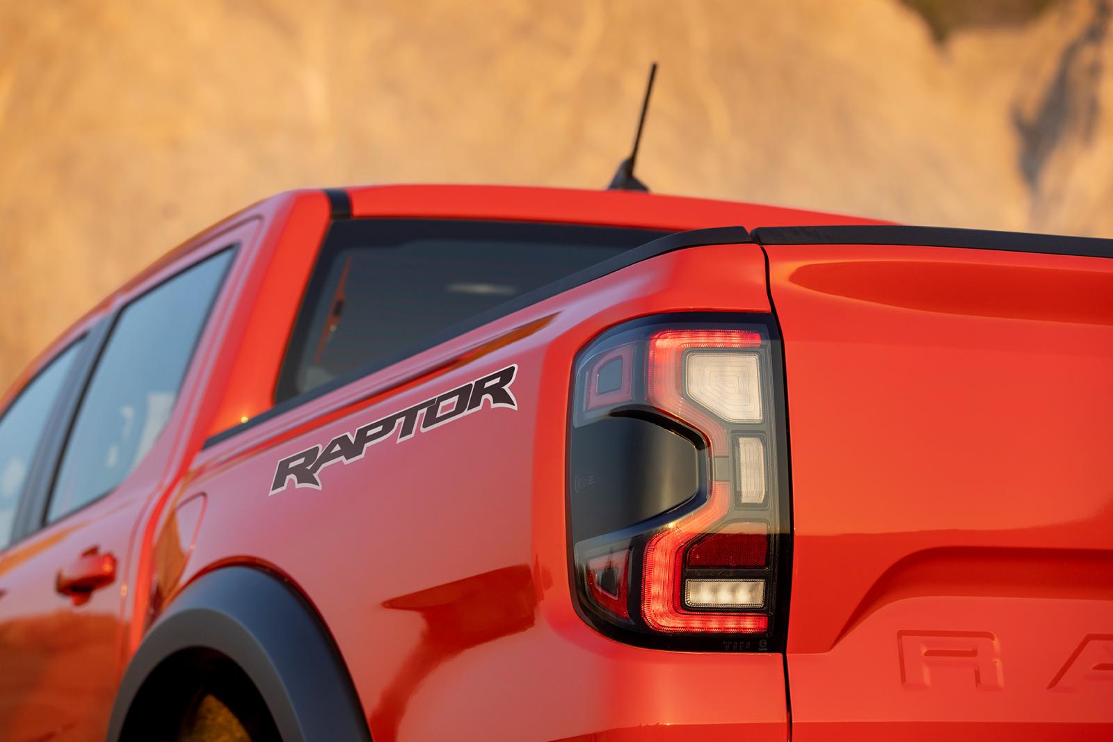 Gương chiếu hậu xe Ford Ranger Raptor.
