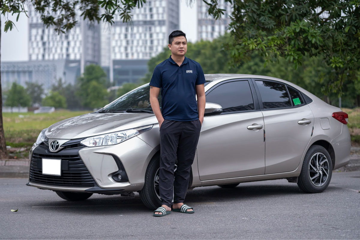 Anh Nguyễn Minh Đức cùng chiếc Toyota Vios E MT.
