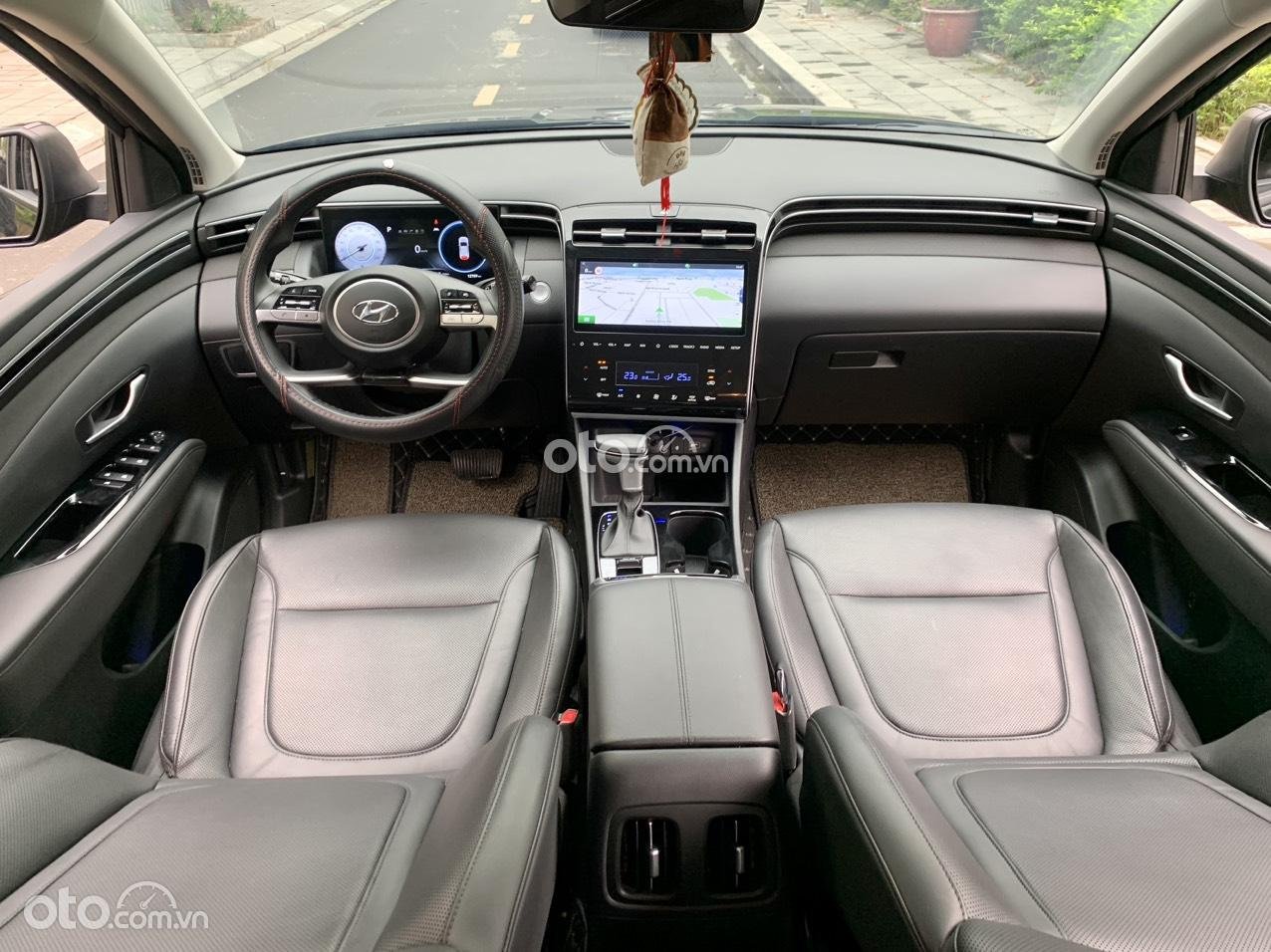 Khoang nội thất của Hyundai Tucson 2022 cũng được làm mới, mang hơi hướng công nghệ 