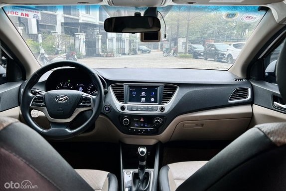 Khoang nội thất của Hyundai Accent 1