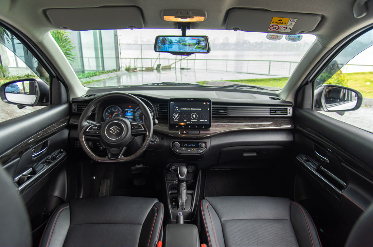 Nội thất Hybrid Ertiga được nâng cấp nhiều tiện ích mà các đối thủ không có, ví dụ như màn hình MID 10 inch lớn nhất phân khúc