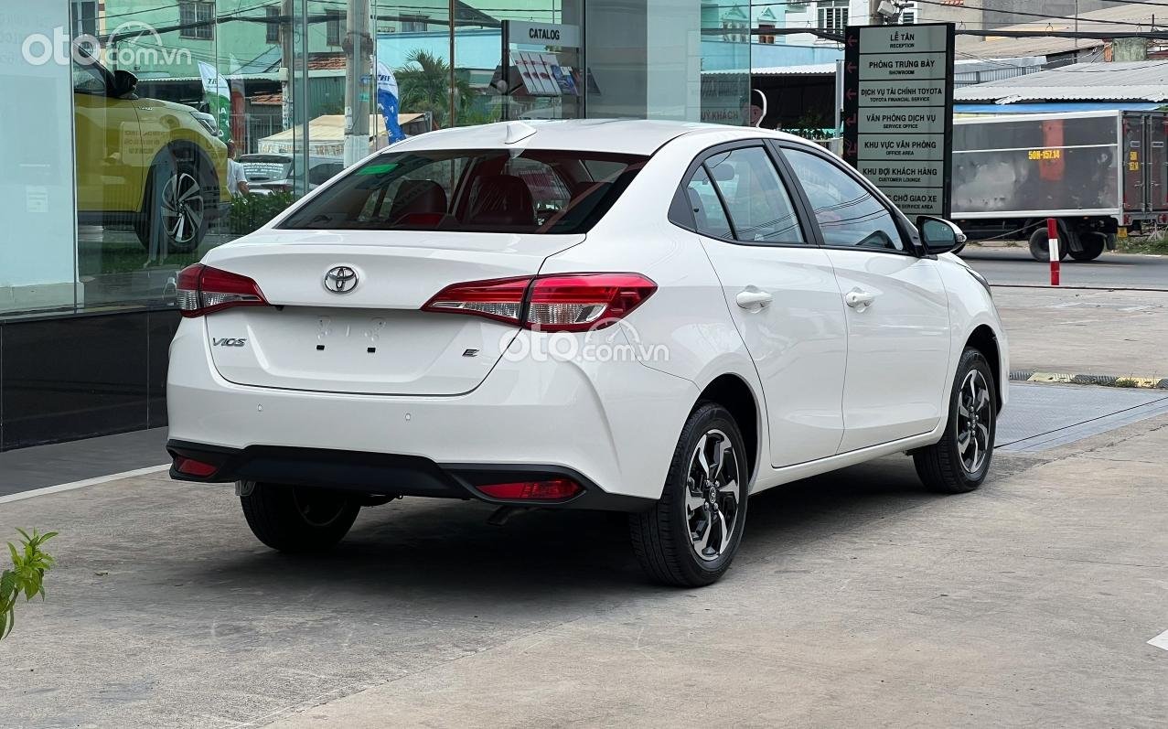 Hông xe Toyota Vios 2023.