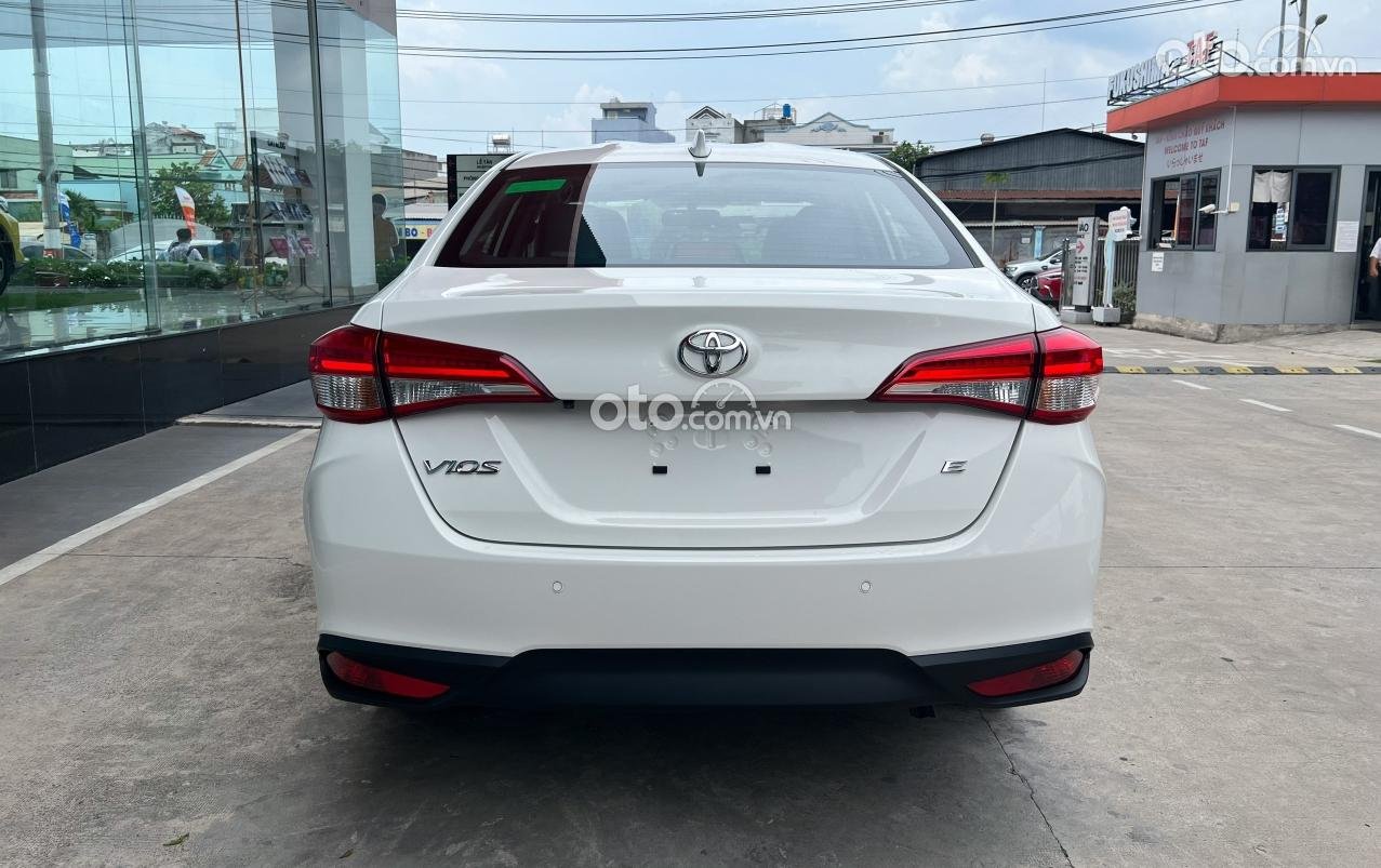 Đuôi xe Toyota Vios 2023.