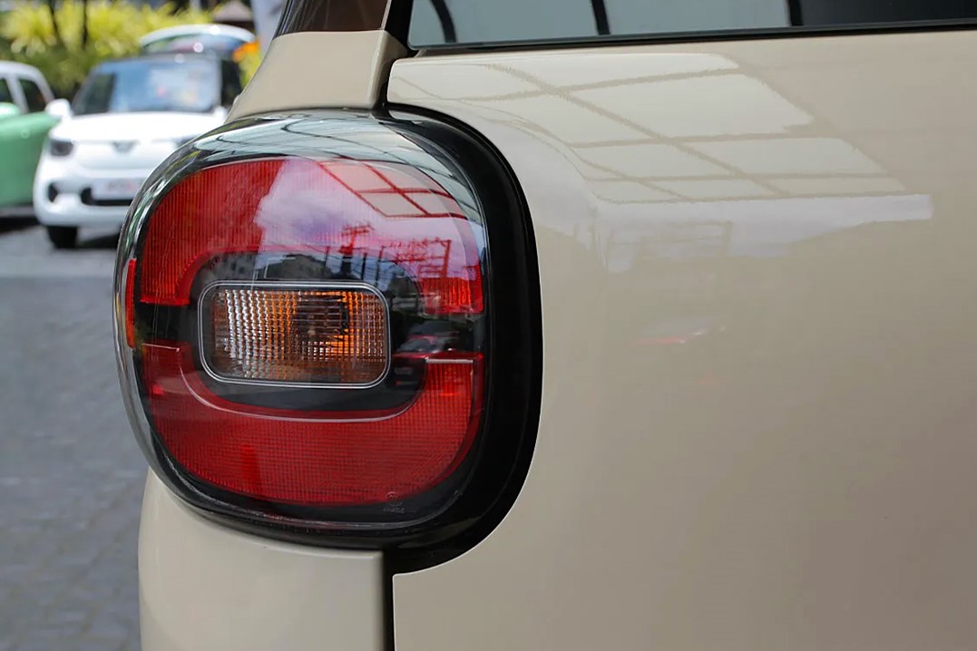 Khám phá chiếc ô tô mini giá rẻ gắn logo VinFast gây sốt tại thị trường Thái Lan