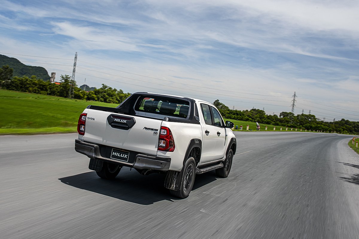 Toyota Hilux xếp cuối bảng phân khúc xe bán tải 1