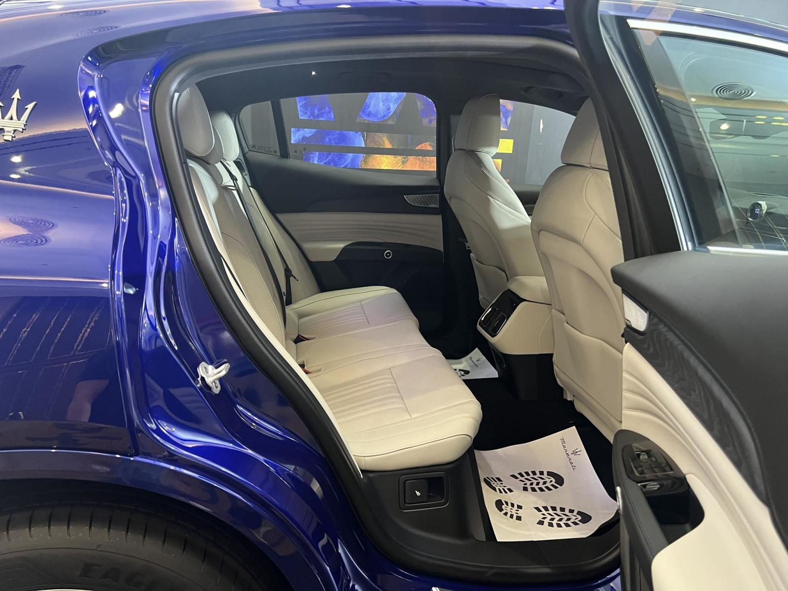 Hàng ghế sau của xe Maserati Grecale .