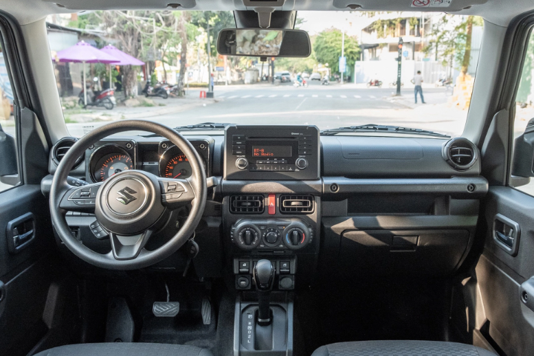 Nội thất xe Suzuki Jimny rộng rãi với những tính năng đủ dùng. Nội thất xe Suzuki Jimny rộng rãi với những tính năng đủ dùng 1