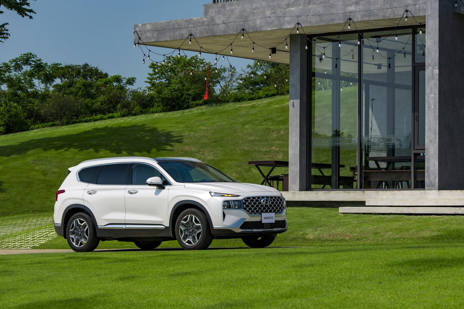 Hyundai Santa Fe Hybrid vẫn giữ nguyên phong cách thiết kế sang trọng, thanh lịch. Hyundai Santa Fe Hybrid vẫn giữ nguyên phong cách thiết kế sang trọng, thanh lịch. 1