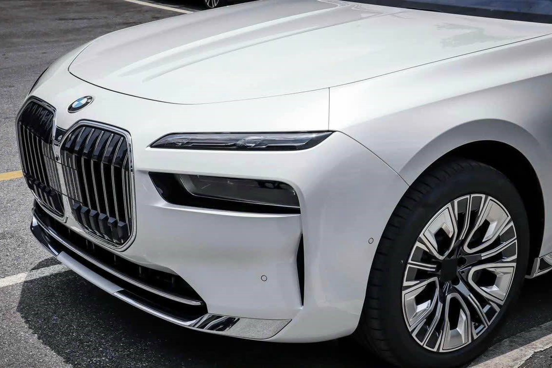 Đèn pha xe BMW 740i Pure Excellence 1