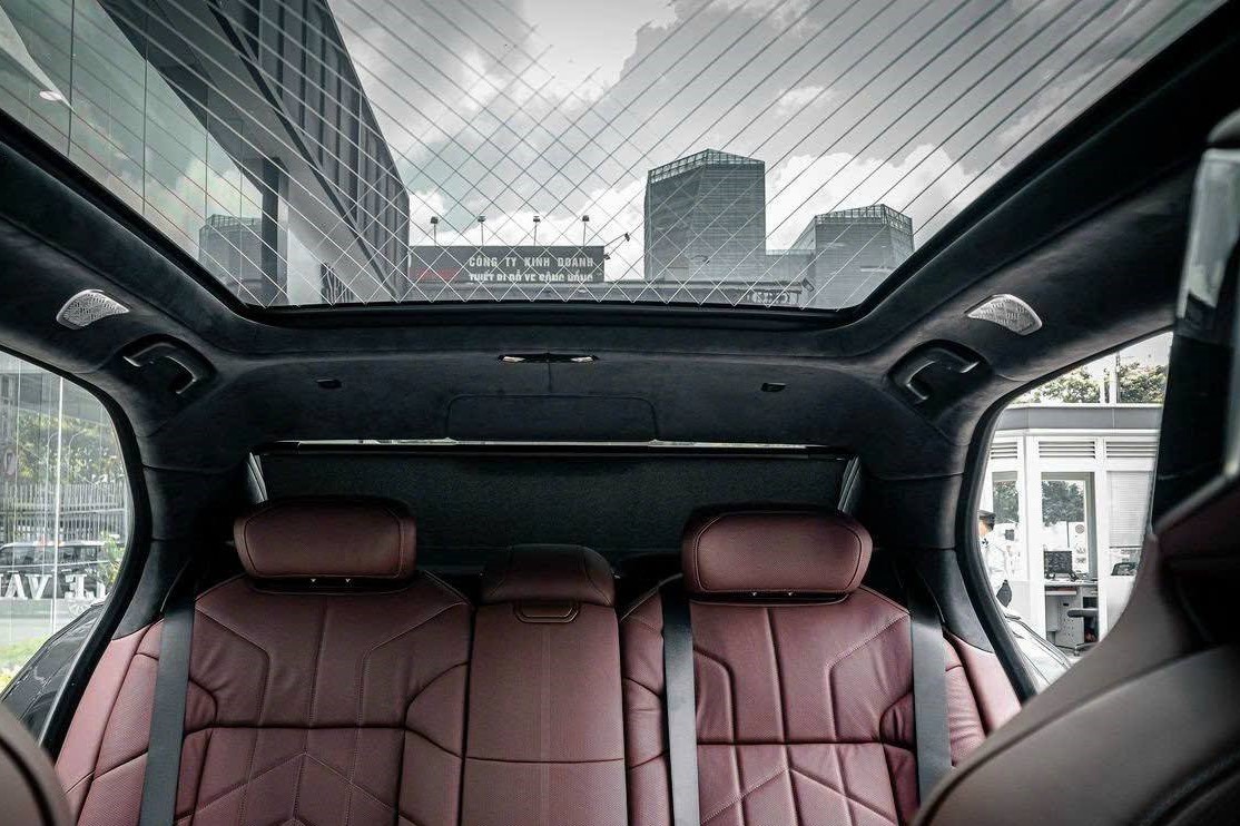 Cửa sổ trời toàn cảnh BMW 7-Series 2023 1