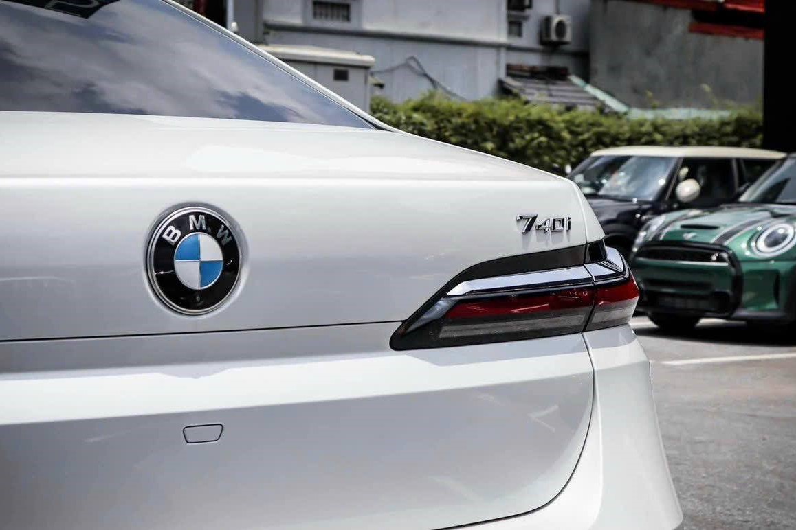 Đuôi xe BMW 740i Pure Excellence 1