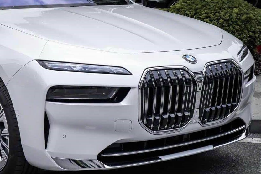Đầu xe BMW 740i Pure Excellence 1