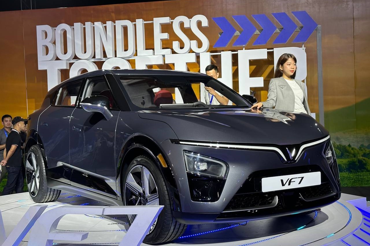 VinFast VF 7 ra mắt thị trường Việt - "Tân binh" đáng gờm trong phân khúc SUV-C 1