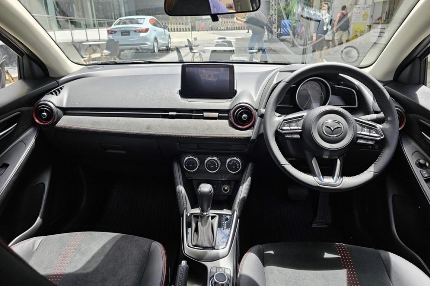 Nội thất xe Mazda2 2023 tại thị trường Thái Lan. 1
