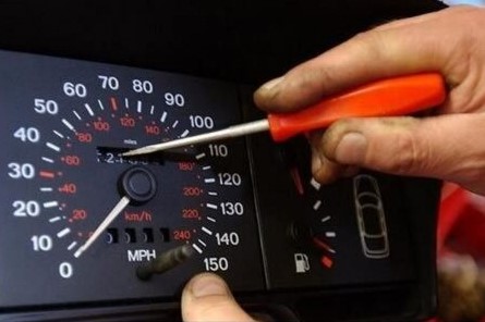 Bóc mẽ thủ đoạn tua ngược ODO bằng 6 kỹ năng "soi" và check khi mua ô tô cũ 1