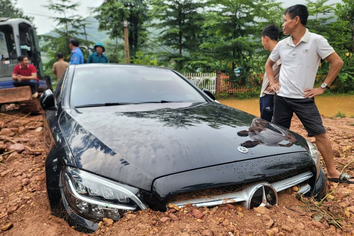 Ô tô bị ngập bùn, ngập nước thường xếp vào dạng bảo hiểm thủy kích Ô tô bị ngập bùn, ngập nước thường xếp vào dạng bảo hiểm thủy kích 1