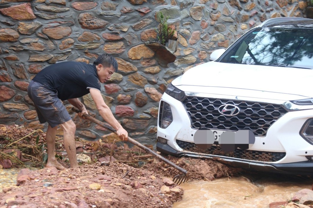 Hãy đánh giá tình hình bùn đất xung quanh và có biện pháp bảo vệ ô tô phù hợp. Hãy đánh giá tình hình bùn đất xung quanh và có biện pháp bảo vệ ô tô phù hợp. 1