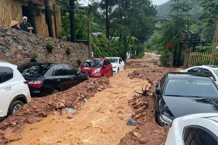 Ô tô bị ngập bùn - Cách xử lý tại chỗ giảm thiểu tối đa thiệt hại Ô tô bị ngập bùn - Cách xử lý tại chỗ giảm thiểu tối đa thiệt hại 1