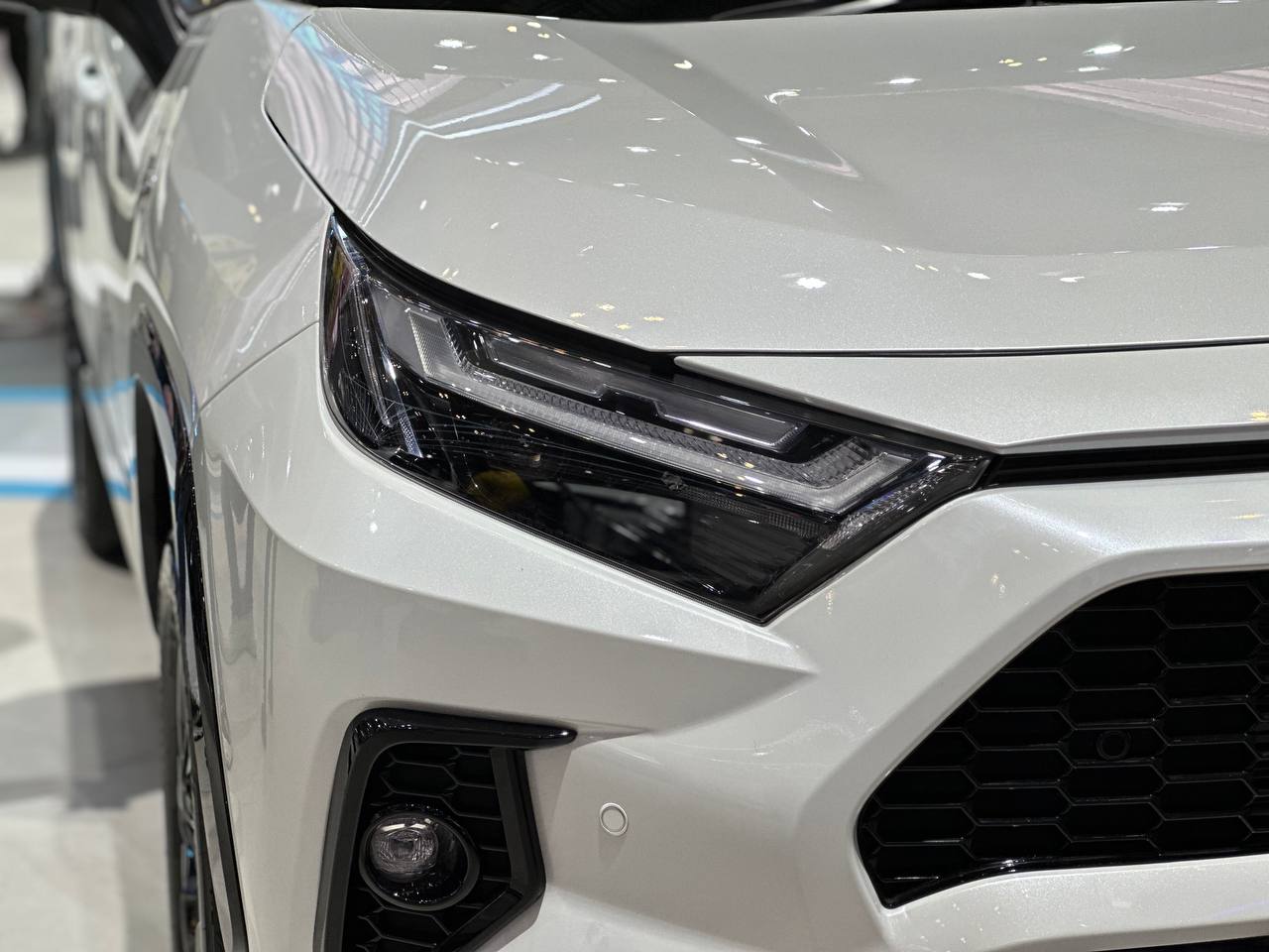 Đèn xe Toyota RAV4.