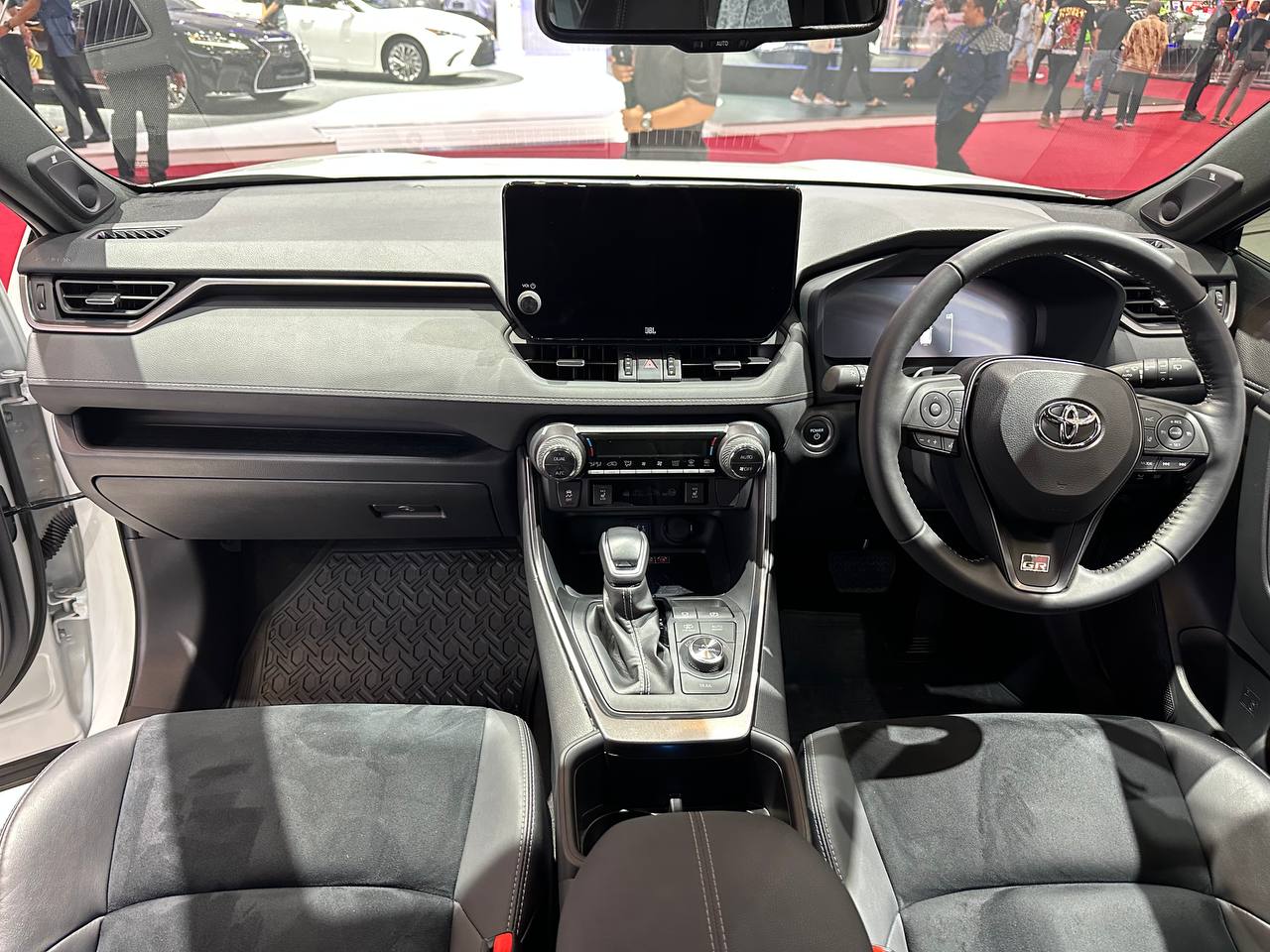 Không gian nội thất xe Toyota RAV4.