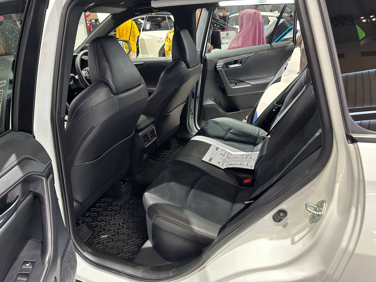 Hàng ghế sau của xe Toyota RAV4.