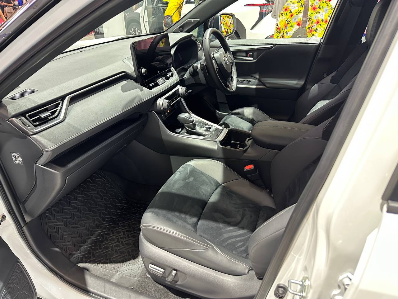 Hàng ghế trước của xe Toyota RAV4.