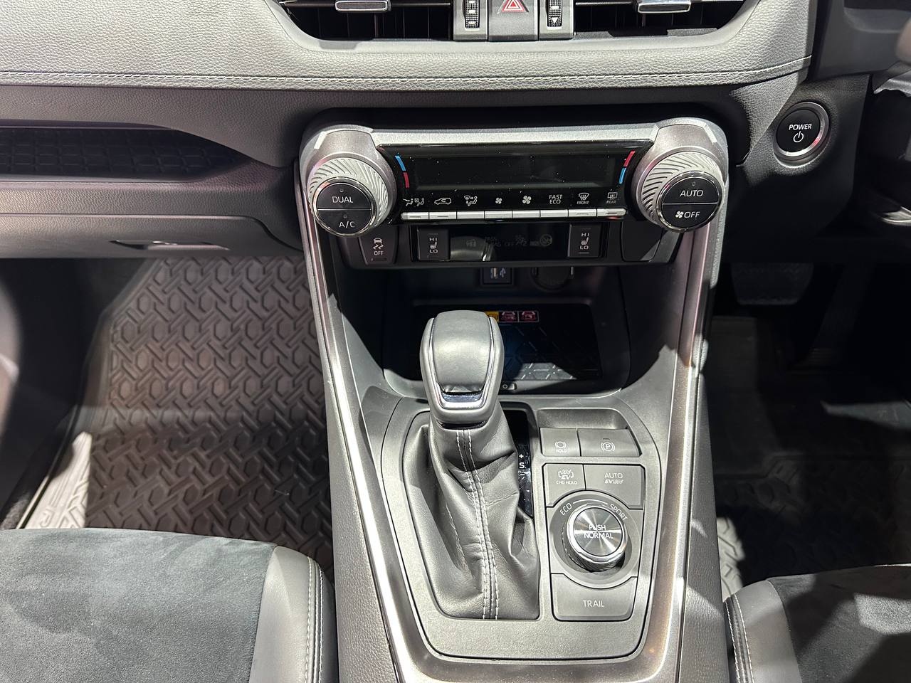 Cần số xe Toyota RAV4.