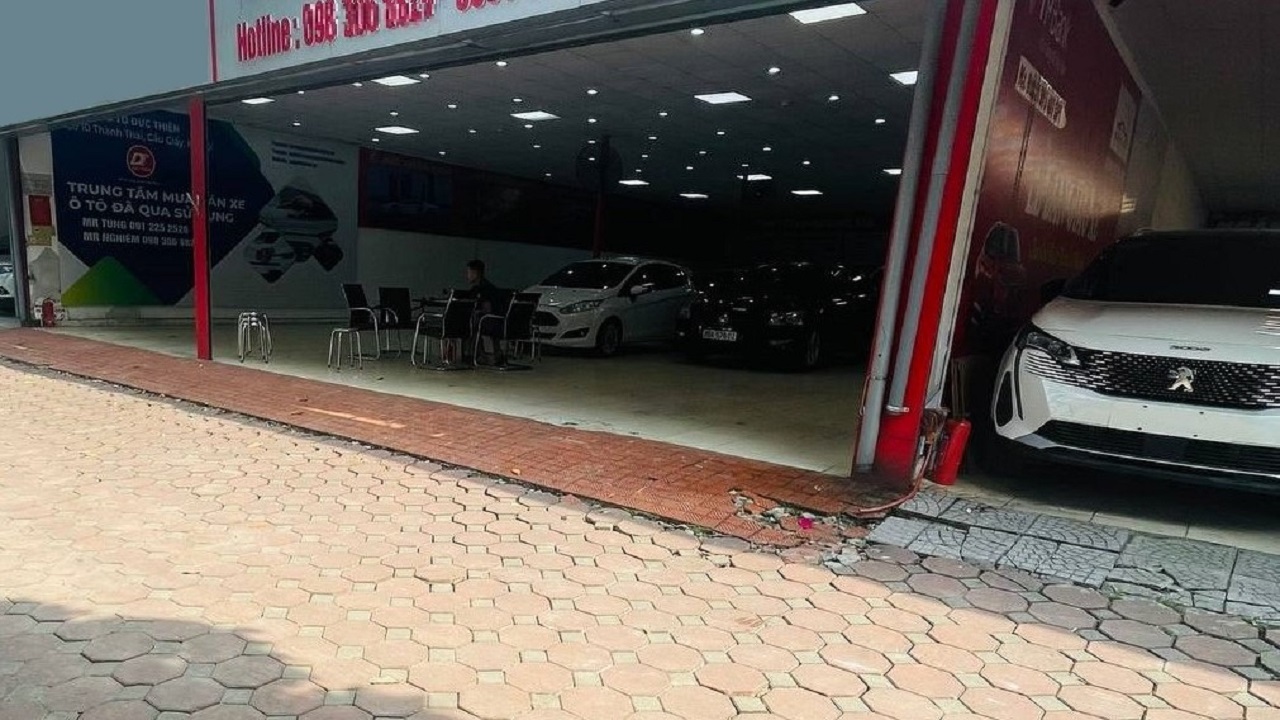 Salon xe cũ vắng khách