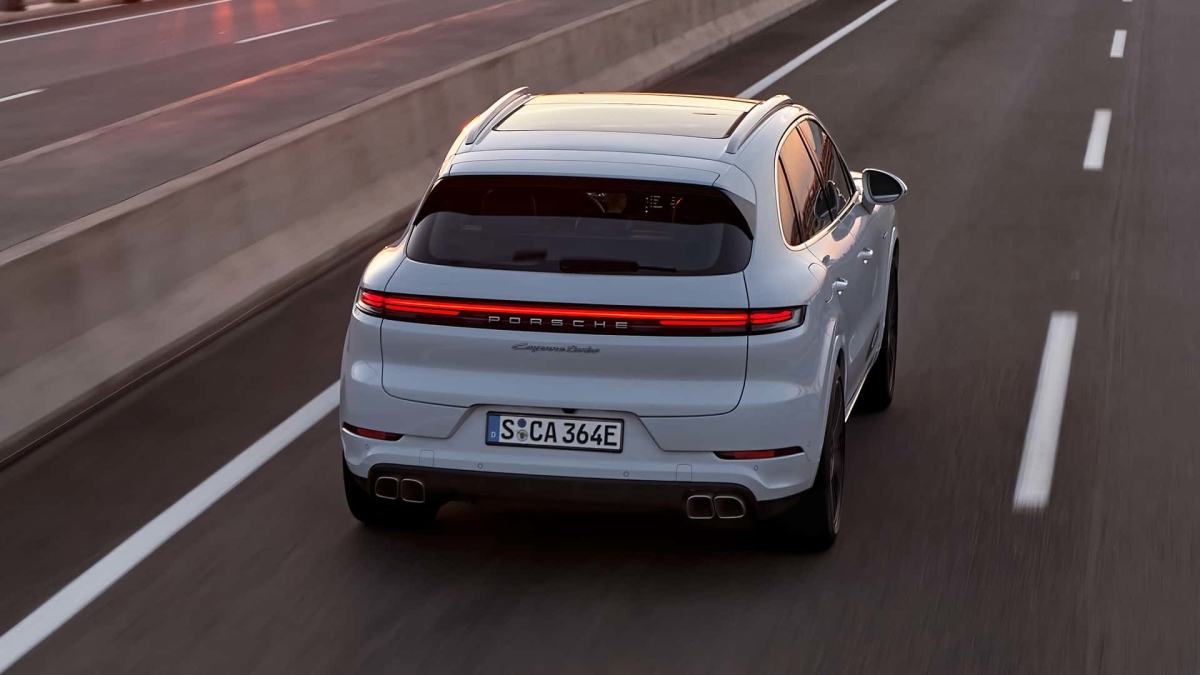 Vận hành Porsche Cayenne Turbo E-Hybrid 2024.